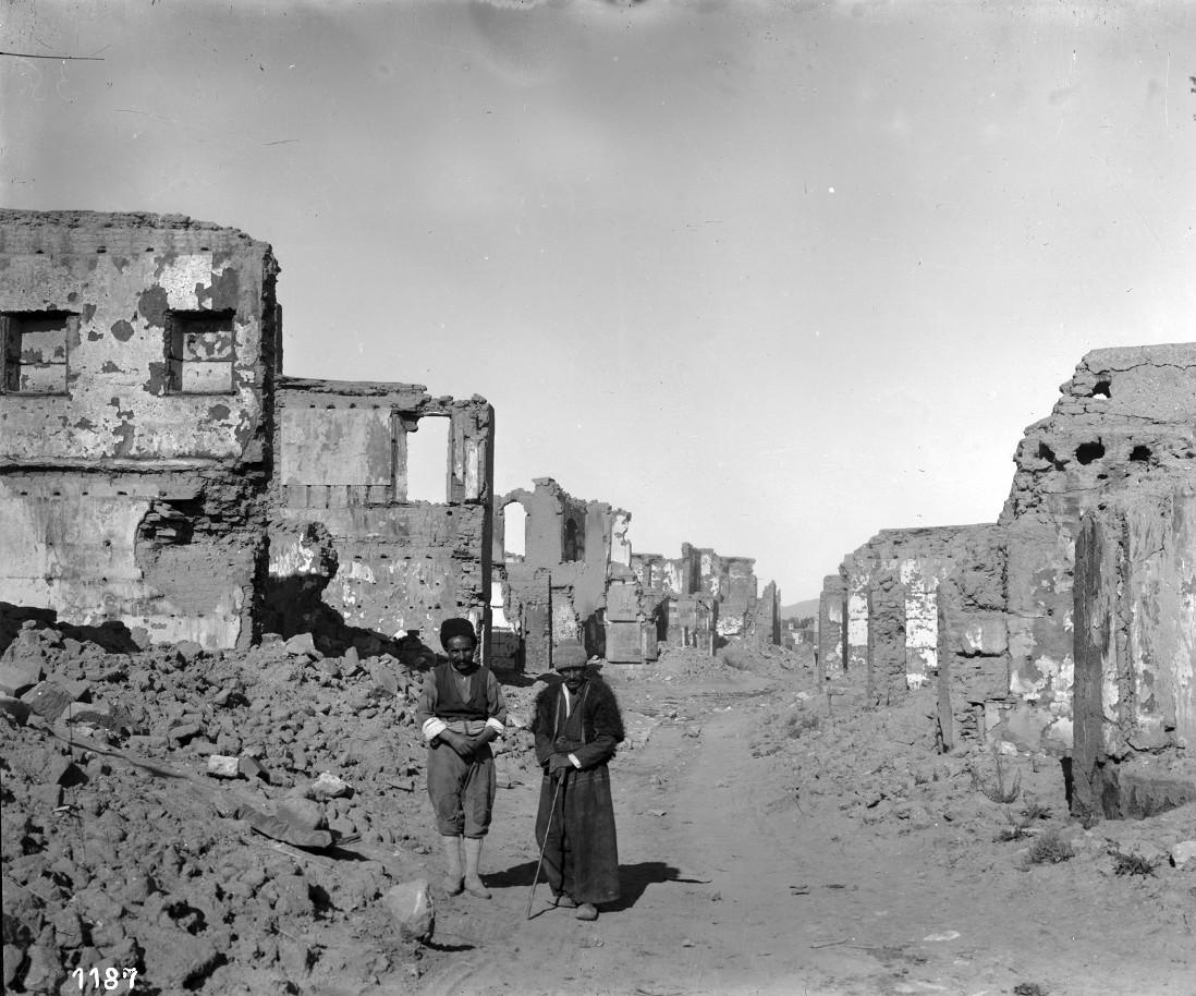Villageois kurdes dans le quartier arménien de Van, 1916. Photographie Aram Vrouyr, coll. Musée d’Histoire d’Arménie